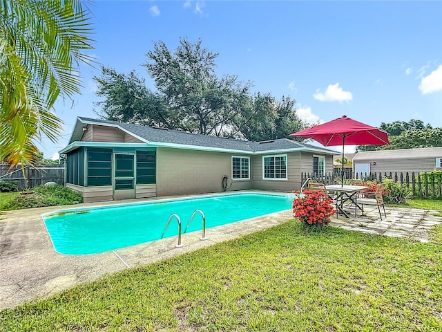 310 Keystone Rd, Auburndale, FL 33823 - view of pool featuring a patio and a sunroom