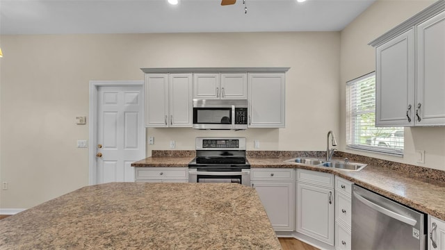 4445 Pebble Pointe Dr, Lakeland, FL 33813 - kitchen with stainless steel appliances, recessed lighting, and a ceiling fan