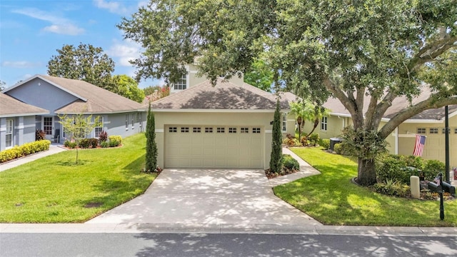 4445 Pebble Pointe Dr, Lakeland, FL 33813 - view of front facade featuring stucco siding, driveway, a garage, and a front lawn
