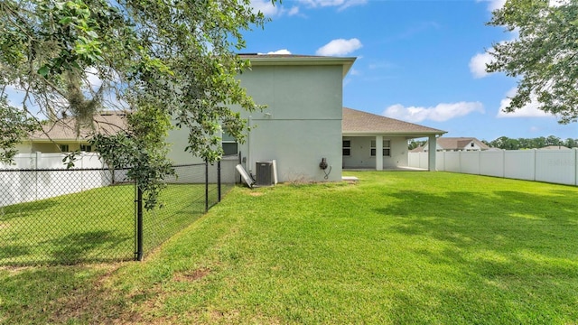 1095 Woodland Oaks Dr, Lakeland, FL 33813 - rear view of house featuring stucco siding and a fenced backyard