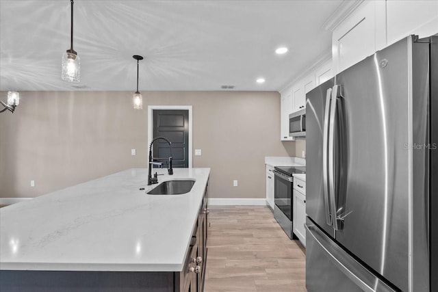 3063 Lantana Cir, Auburndale, FL 33823 - kitchen featuring stainless steel appliances, light wood-type flooring, white cabinets, a kitchen island with sink, and recessed lighting
