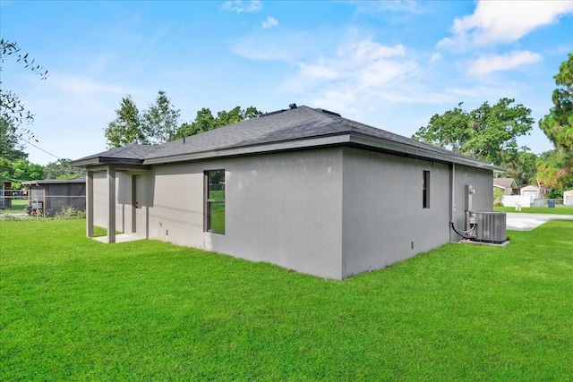 3063 Lantana Cir, Auburndale, FL 33823 - view of side of home featuring stucco siding and roof with shingles