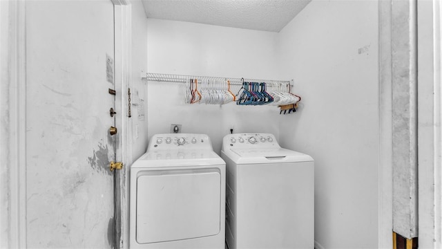 526 Allison Ave, Davenport, FL 33897 - laundry room with independent washer and dryer and a textured ceiling