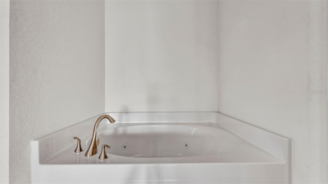 1156 Normandy Heights Cir, Winter Haven, FL 33880 - bathroom featuring a whirlpool tub