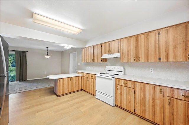 335 W Cummings St, Lake Alfred, FL 33850 - kitchen featuring electric stove, under cabinet range hood, a peninsula, and light wood finished floors