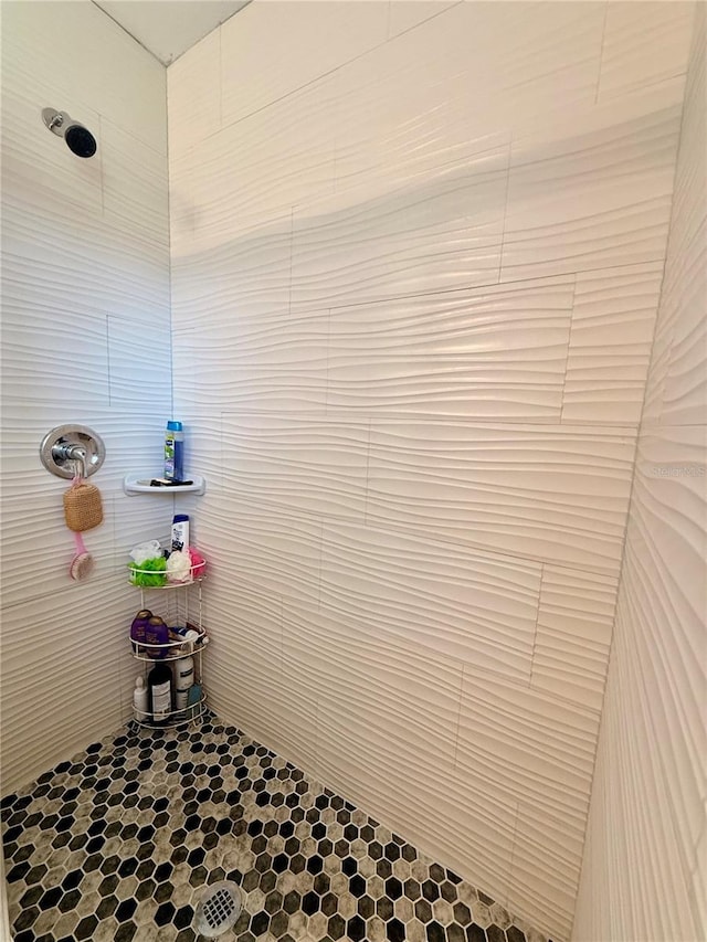 1302 W 8th St, Lakeland, FL 33805 - full bath featuring tiled shower