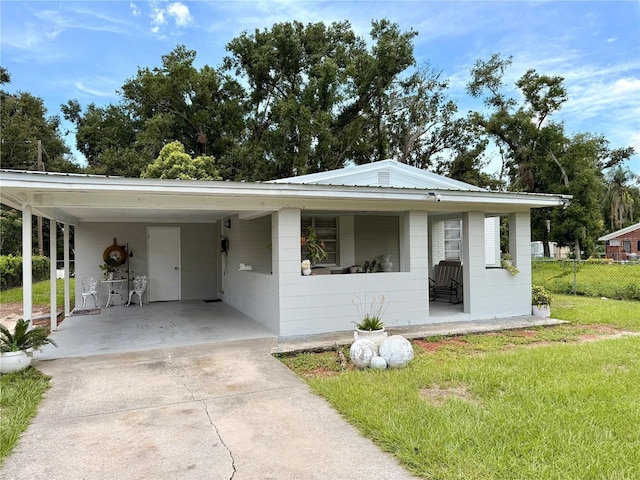 1302 W 8th St, Lakeland, FL 33805 - view of front of house featuring a carport and driveway
