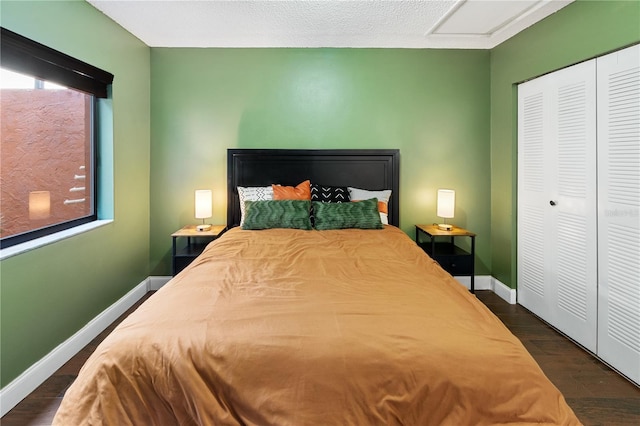 465 Las Cruces, Winter Haven, FL 33884 - bedroom with dark wood finished floors and a closet