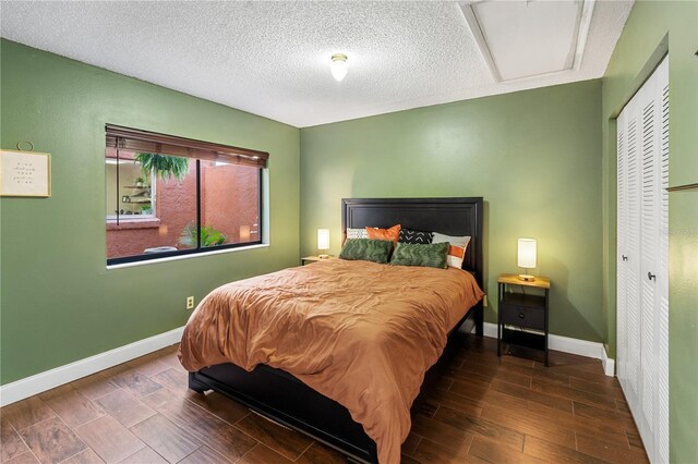 465 Las Cruces, Winter Haven, FL 33884 - bedroom with wood finished floors, a textured ceiling, and a closet