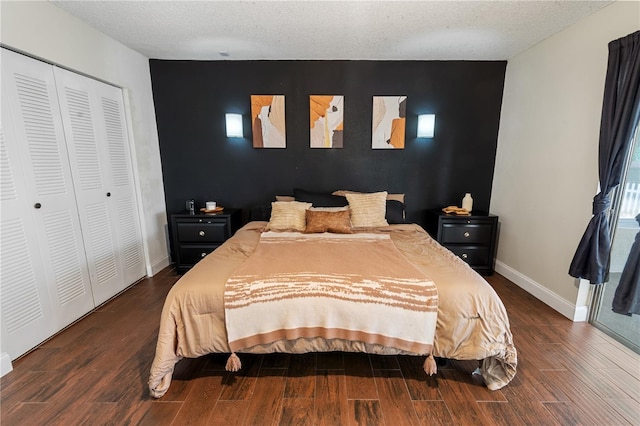 465 Las Cruces, Winter Haven, FL 33884 - bedroom with an accent wall, wood finished floors, a closet, and a textured ceiling