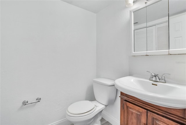 1836 N Crystal Lake Dr Unit 11, Lakeland, FL 33801 - half bath featuring vanity and backsplash