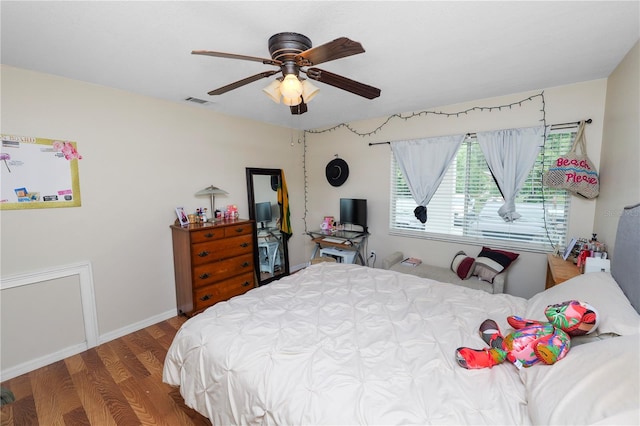 404 Country Ln NE Unit 404, Winter Haven, FL 33881 - bedroom with wood finished floors and ceiling fan