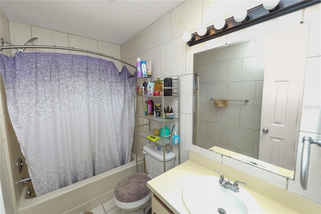 404 Country Ln NE Unit 404, Winter Haven, FL 33881 - bathroom featuring tile walls, shower / bath combo with shower curtain, and vanity
