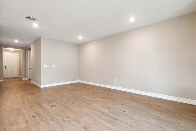 spare room with light wood finished floors, baseboards, visible vents, and recessed lighting