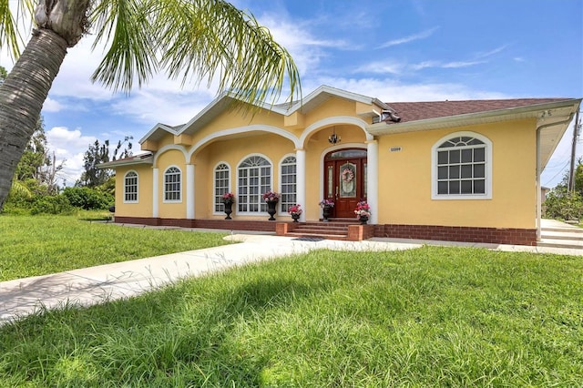 view of front facade featuring a front yard