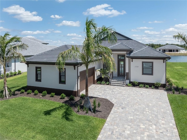 view of front of house featuring a front lawn