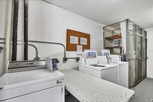 washroom featuring a textured ceiling and independent washer and dryer