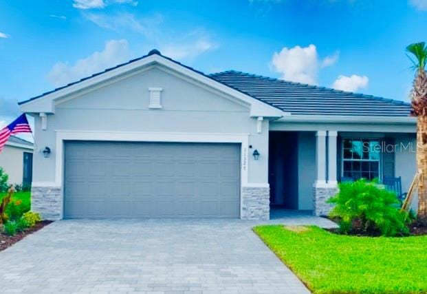 view of front facade featuring a garage