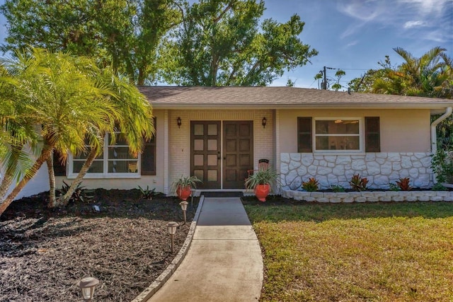 view of front of property featuring a front lawn