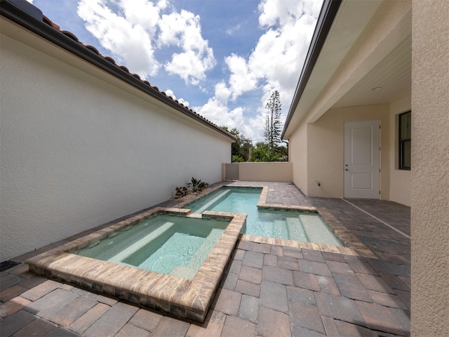 922 E Venice Ave, Venice, FL 34285 - view of pool featuring a patio and a pool with connected hot tub