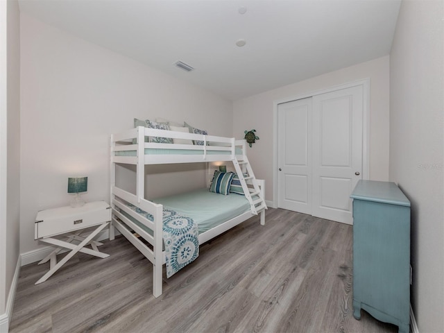 922 E Venice Ave, Venice, FL 34285 - bedroom featuring a closet, baseboards, visible vents, and wood finished floors