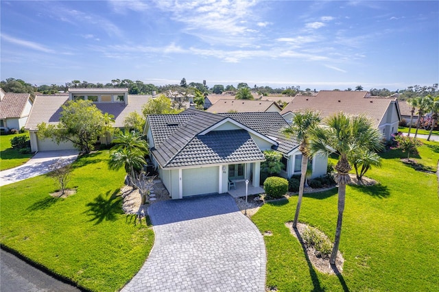 view of front of house featuring a front lawn and a garage