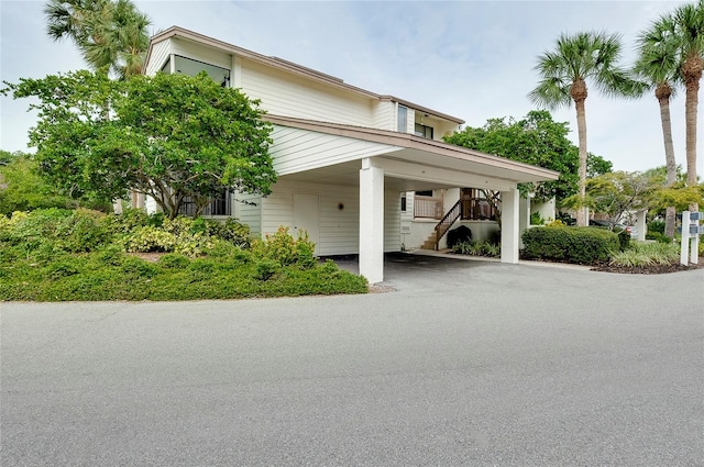 view of front facade featuring a carport