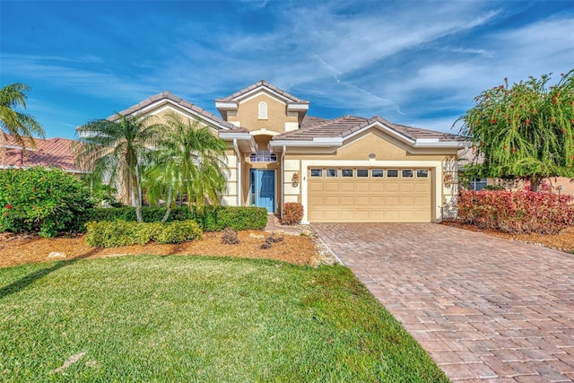 view of front of house featuring a front lawn and a garage