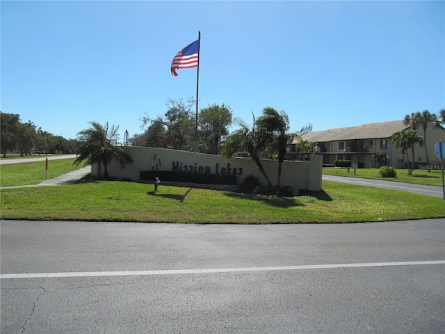 community sign with a lawn