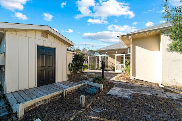 view of yard featuring a storage shed