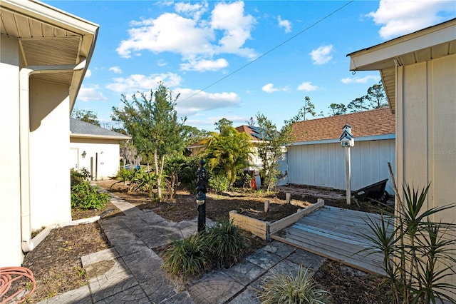 view of yard with a storage shed