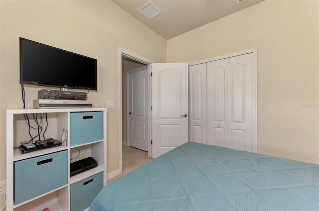 bedroom featuring carpet flooring and a closet