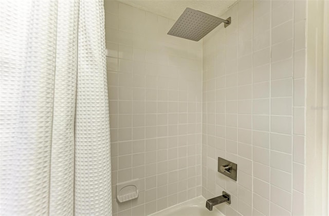 room details with shower / tub combo with curtain