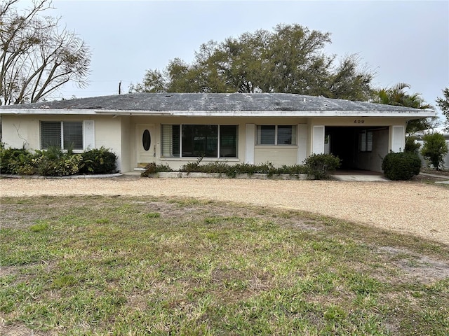 single story home featuring a front lawn