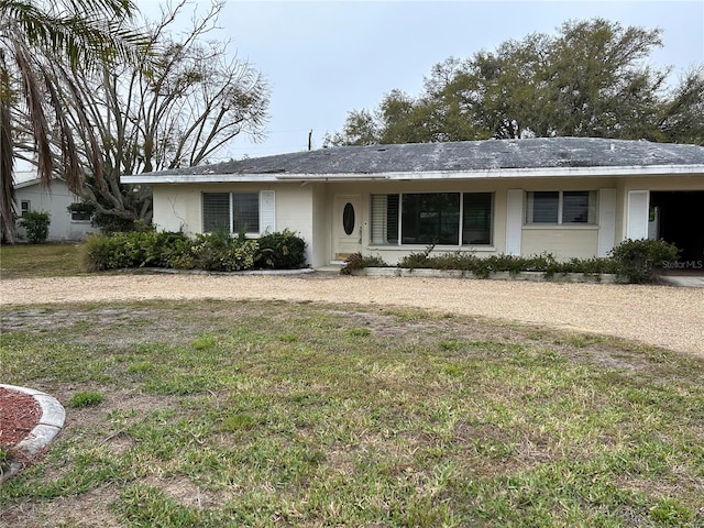 single story home with a front lawn