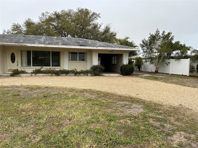 view of front of house featuring a front lawn