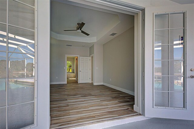 property entrance featuring ceiling fan