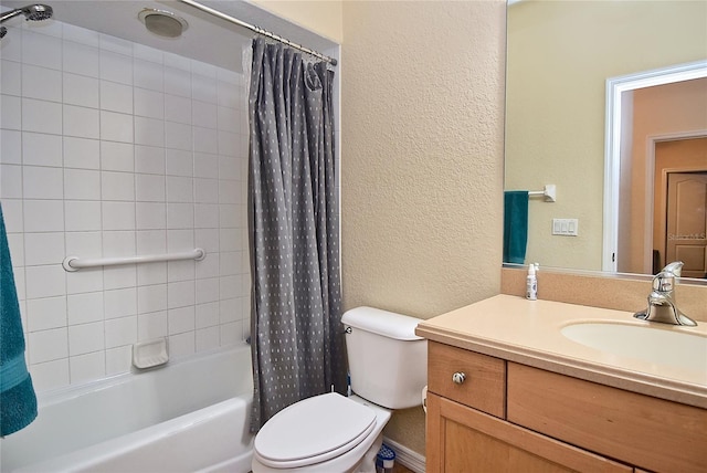 full bathroom featuring shower / bath combo with shower curtain, toilet, and large vanity