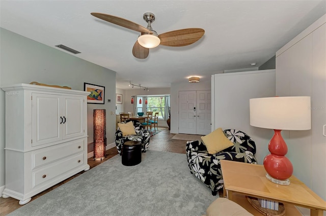 sitting room with ceiling fan