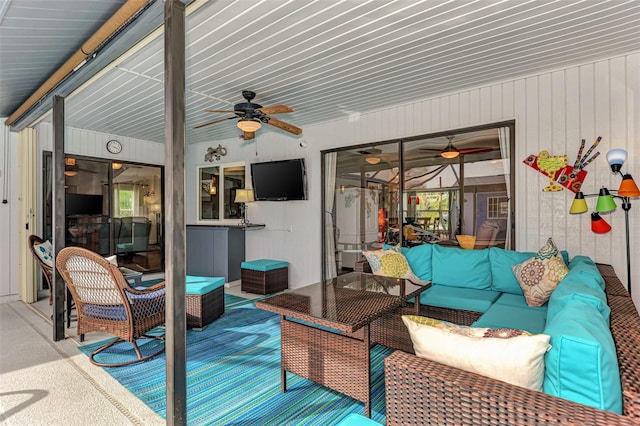 sunroom with ceiling fan