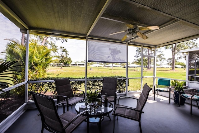 sunroom with ceiling fan