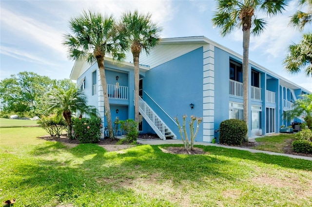 view of front of house with a front lawn