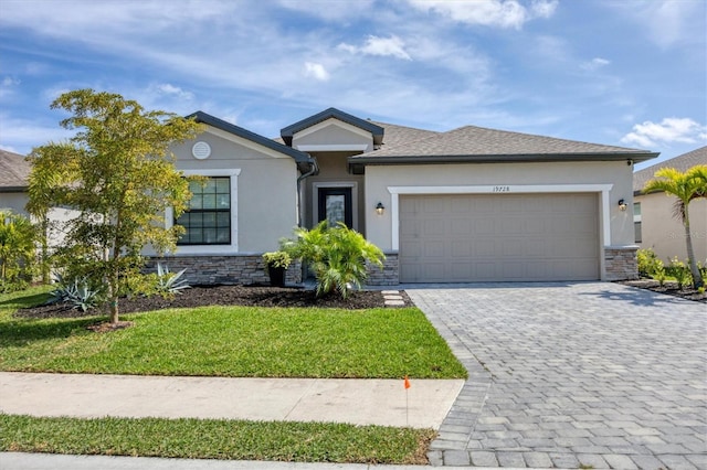 view of front facade featuring a garage and a front yard