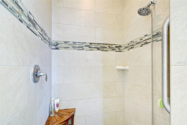 bathroom featuring a tile shower