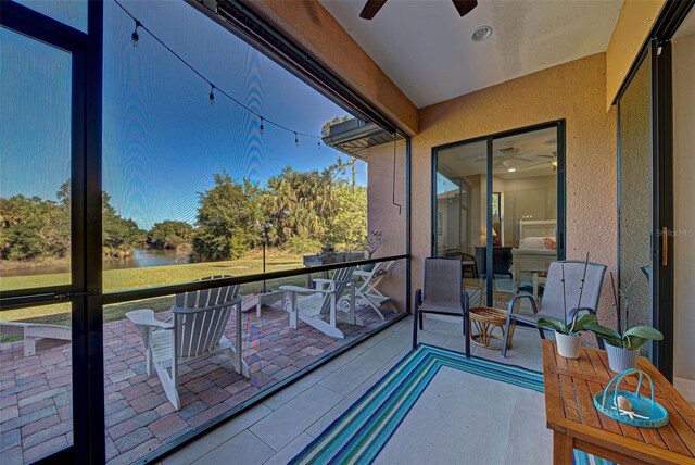 sunroom with ceiling fan