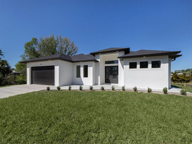 view of front facade featuring a front yard and a garage