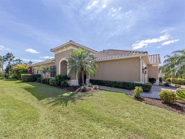 view of front facade with a front yard