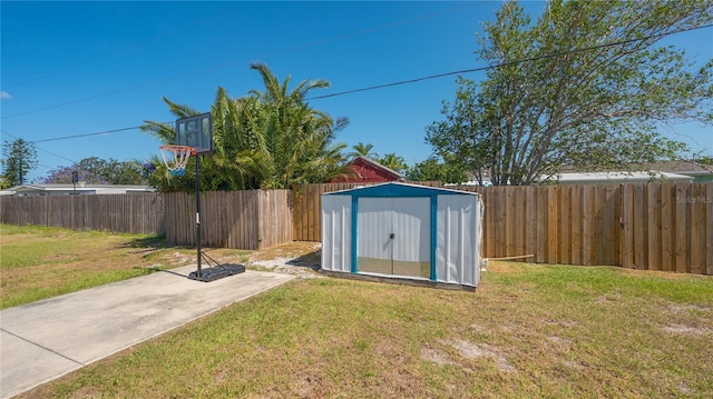 view of yard with a storage shed