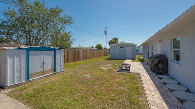 view of yard featuring a storage unit