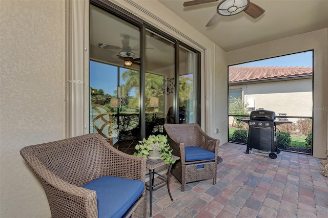 sunroom with ceiling fan